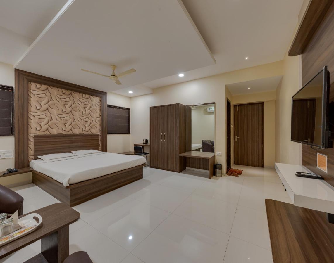 โรงแรมรอยัล พาเลซ Karad ภายนอก รูปภาพ