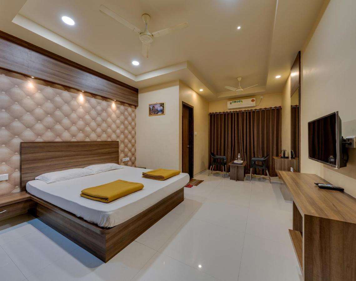 โรงแรมรอยัล พาเลซ Karad ภายนอก รูปภาพ